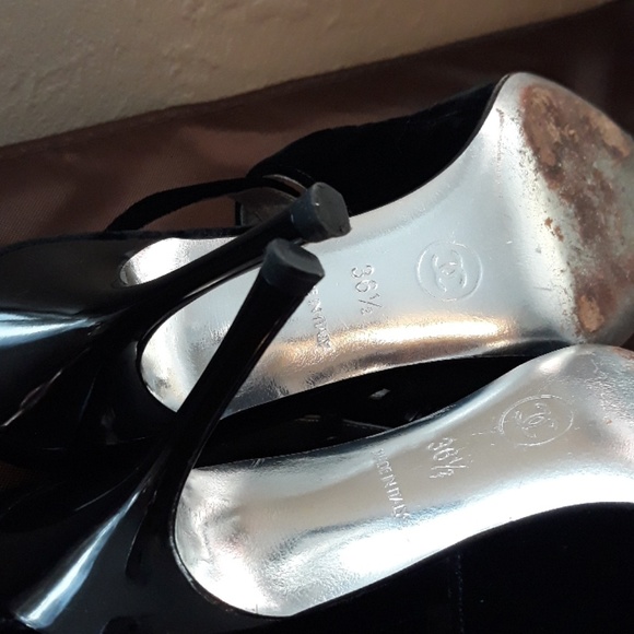 Chanel suede heels with CC interlock Buckle - Picture 5 of 6